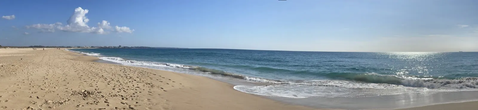 A quiet shoreline in the western Algarve out of season
